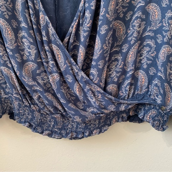 American Eagle Outfitters blue faux wrap blouse w paisley floral print. Size‎ L - Picture 5 of 11